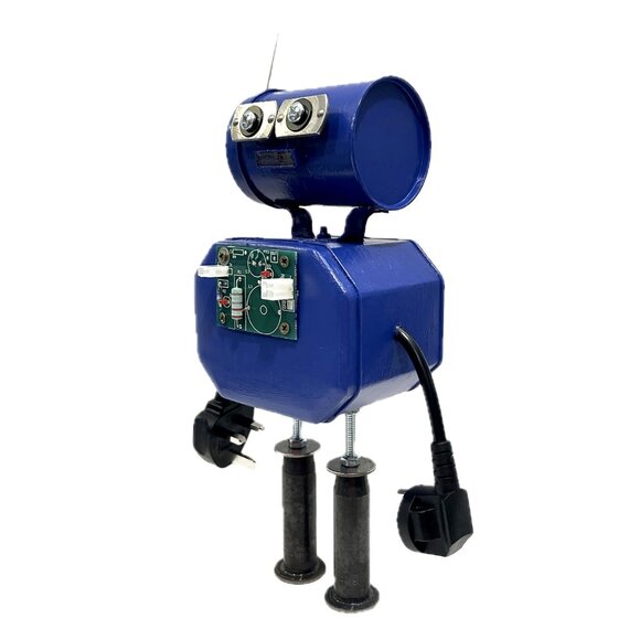 Meet CYAN, a found objects robot sculpture created by me (James Sigle) - Picture 3 of 6